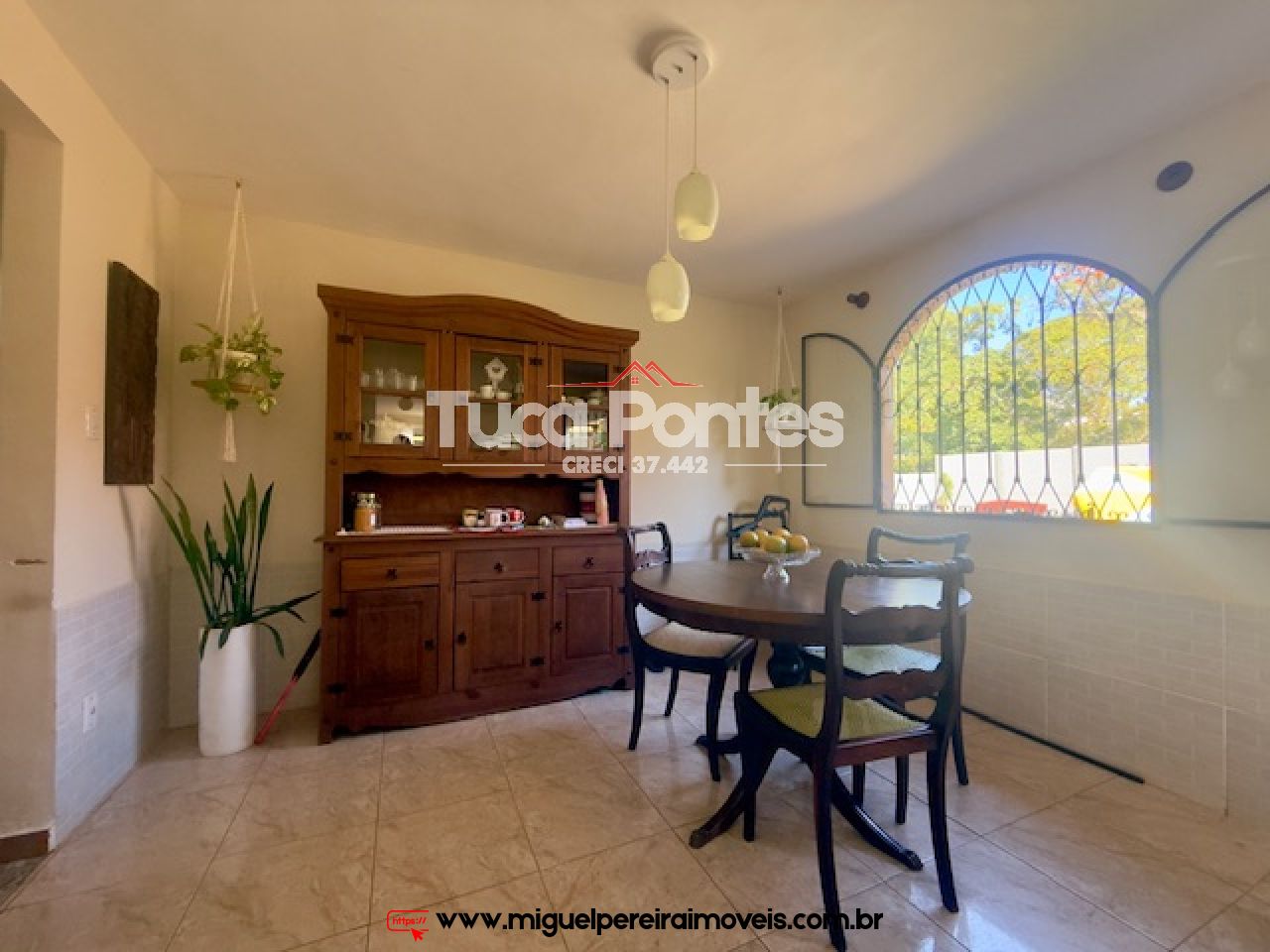 Casa ampla com 4 quartos - Com piscina, Churrasqueira e Murada  | Código:C89