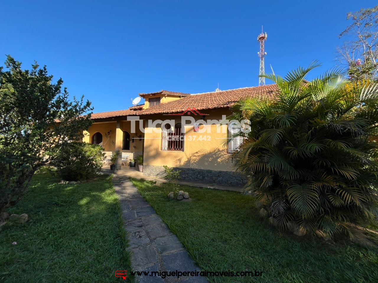 Casa com 4 quartos - Piscina, churrasqueira, terreno plano e murado | Código:C89