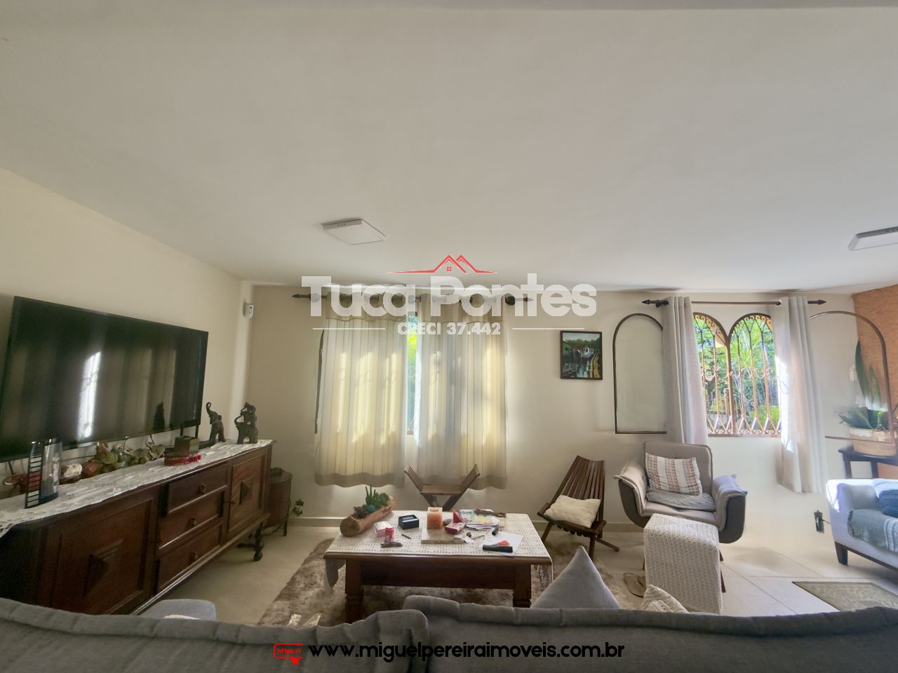 Casa com 4 quartos - Piscina, churrasqueira, terreno plano e murado | Código:C89
