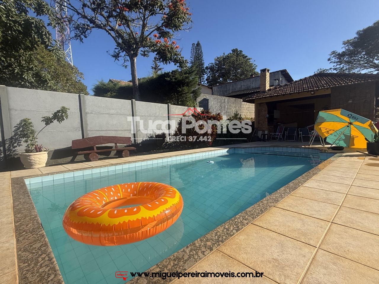 Casa com 4 quartos - Piscina, churrasqueira, terreno plano e murado | Código:C89