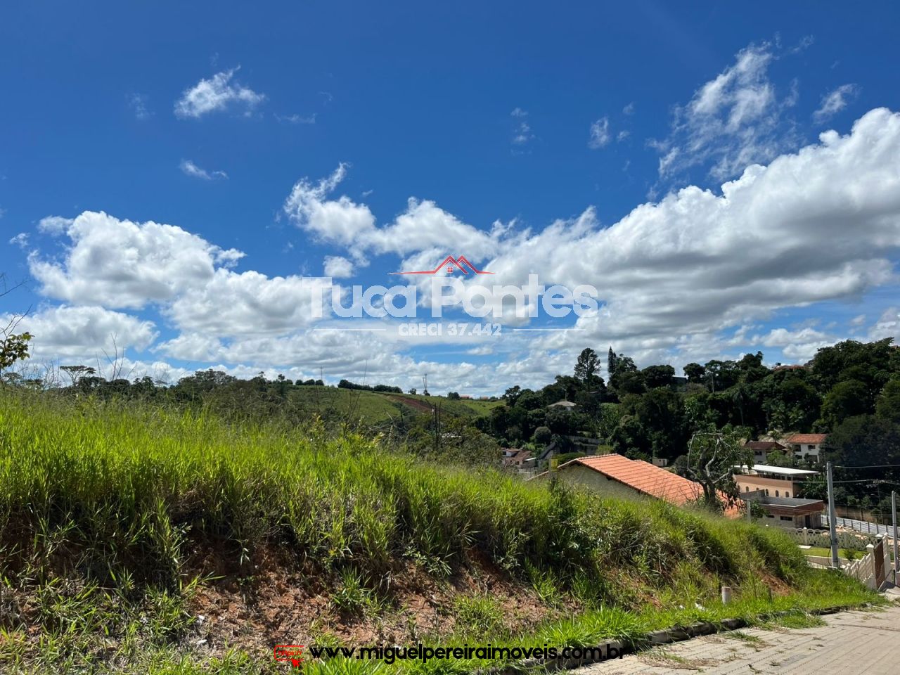 Terreno acima do nível da rua - Praticamente plano | Código:T35