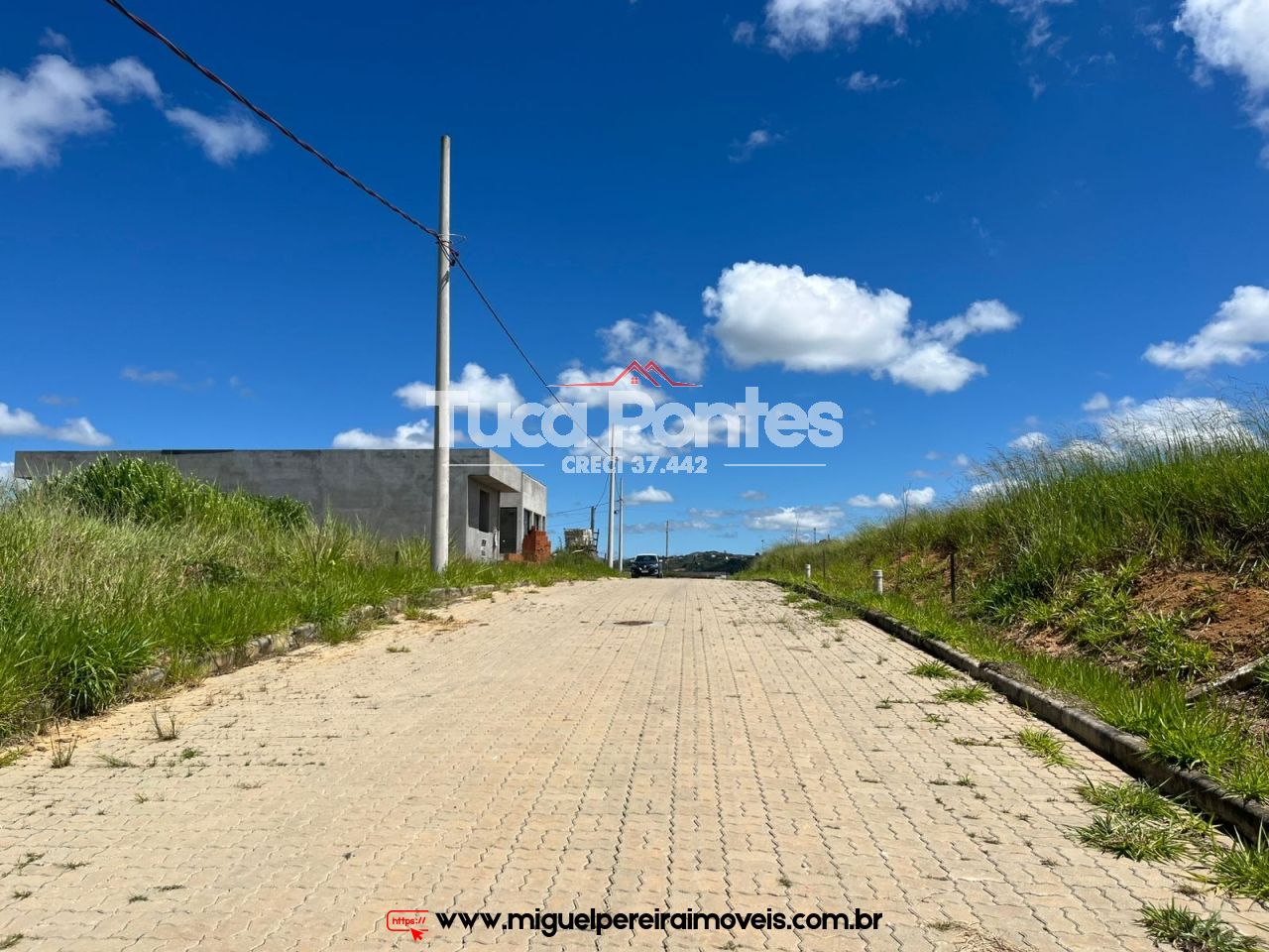 Terreno acima do nível da rua - Praticamente plano | Código:T35