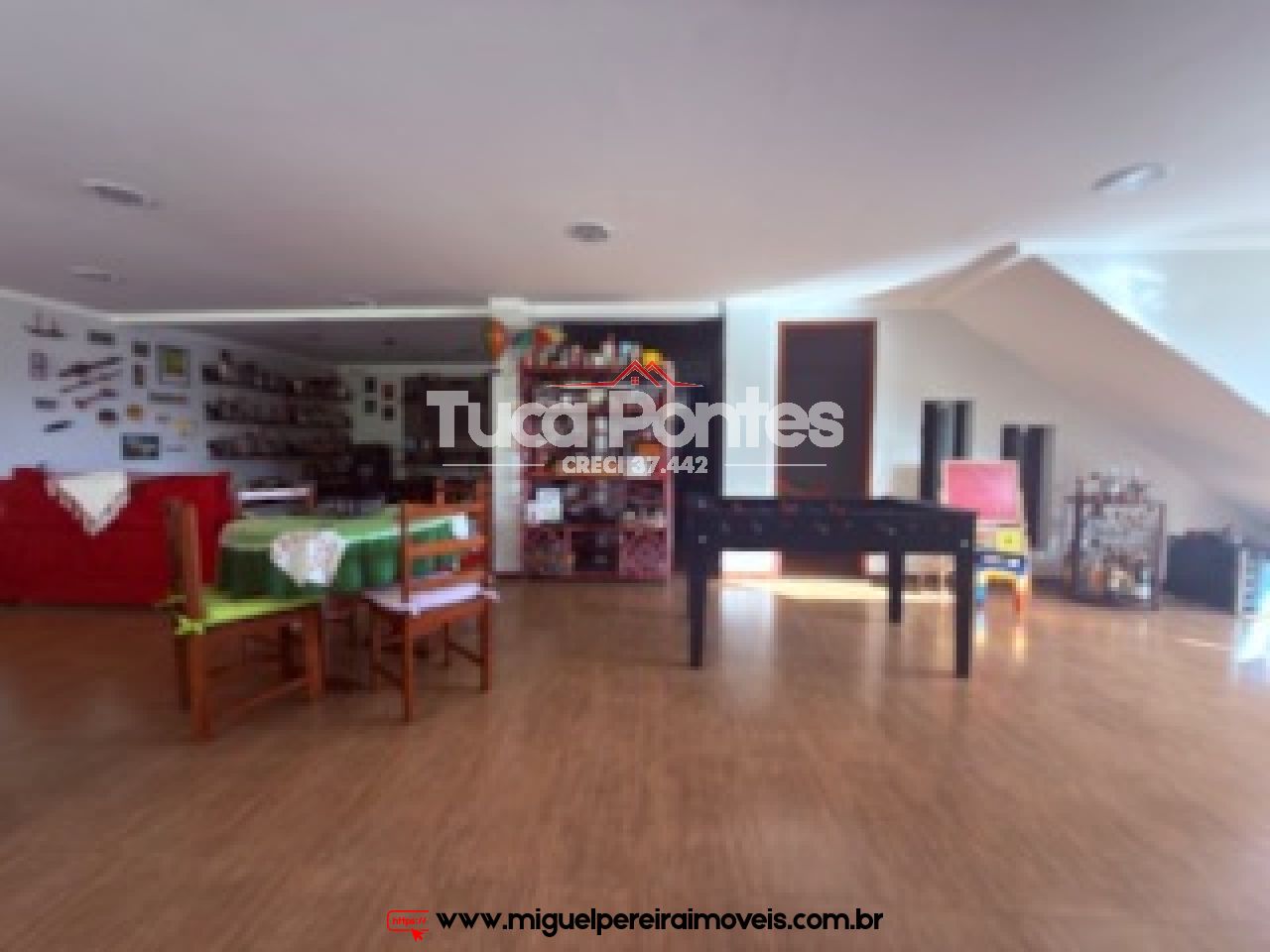 Com 5 quartos, piscina e churrasqueira - E terraço com vista para respirar  | Código:C1201