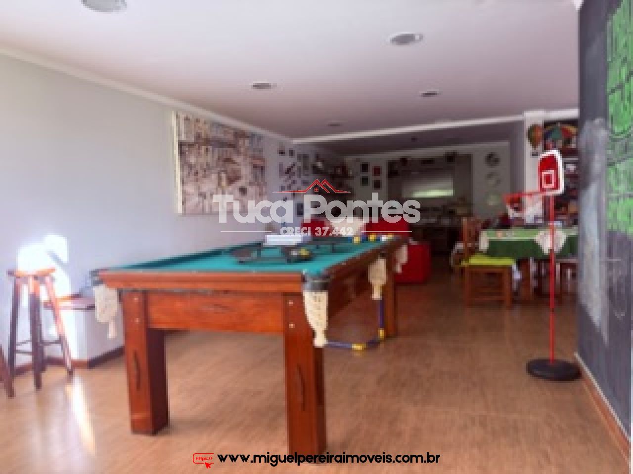 Com 5 quartos, piscina e churrasqueira - E terraço com vista para respirar  | Código:C1201