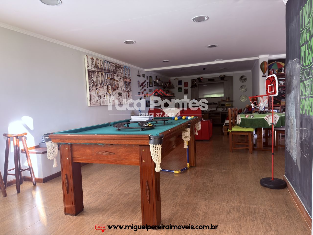 Com 5 quartos, piscina e churrasqueira - E terraço com vista para respirar  | Código:C94