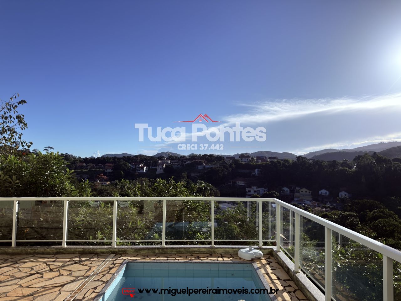 Com 5 quartos, piscina e churrasqueira - E terraço com vista para respirar  | Código:C94
