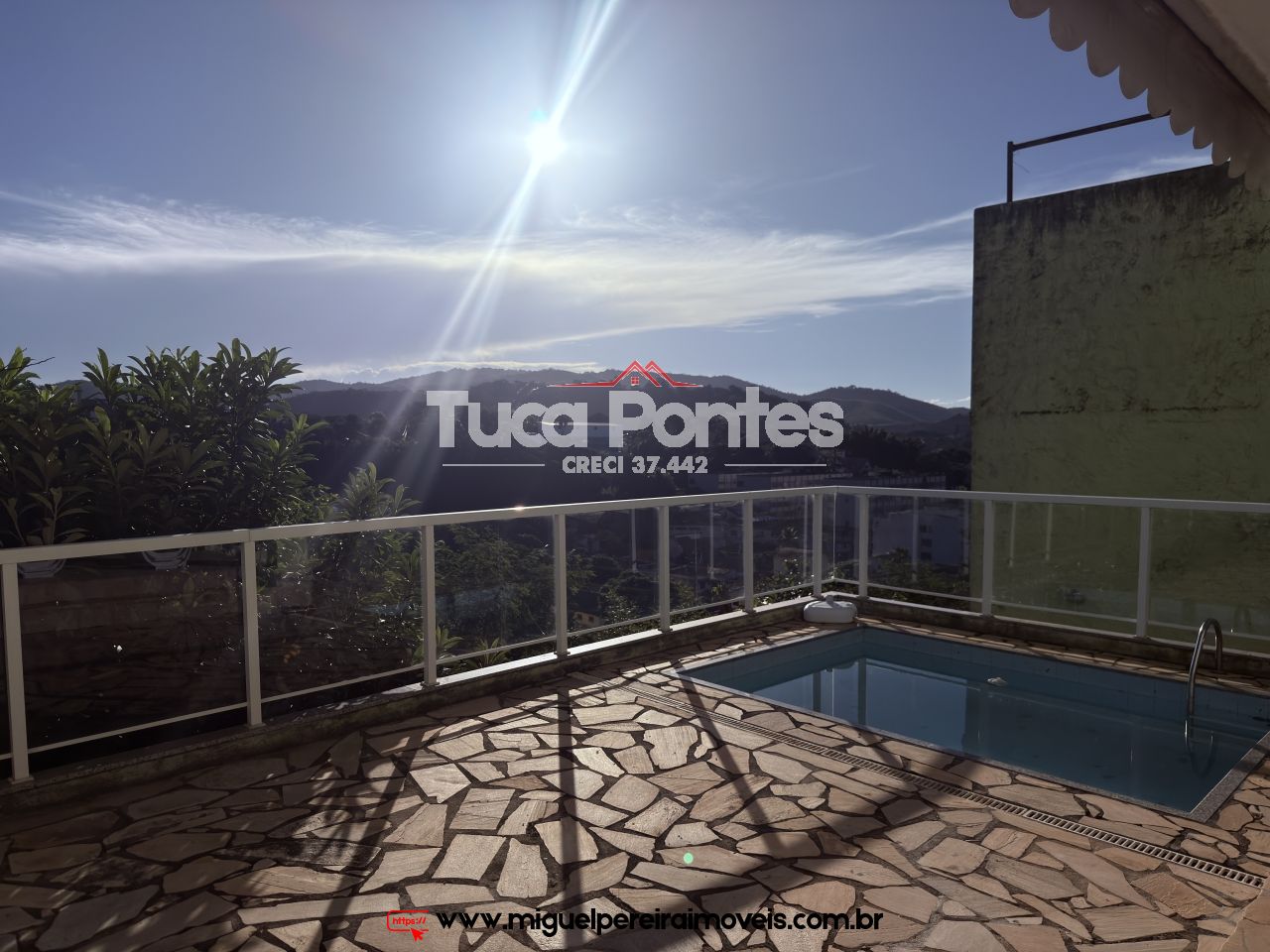 Com 5 quartos, piscina e churrasqueira - E terraço com vista para respirar  | Código:C94
